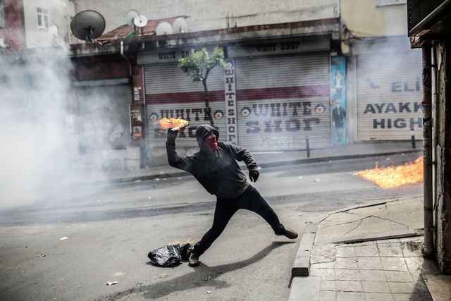 В Стамбуле полиция водометами и слезоточивым газом разгонала первомайскую демонстрацию, фото AFP
