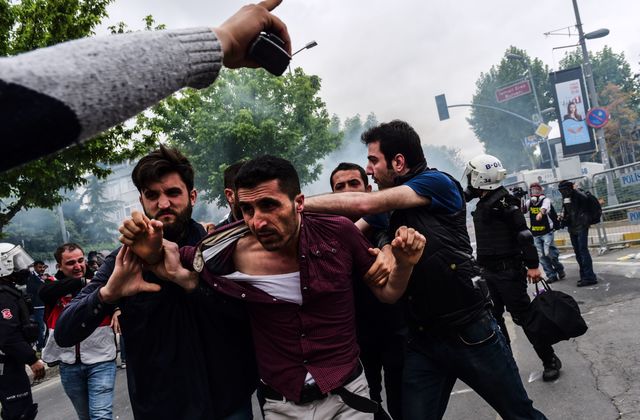 <p><span>У Стамбулі поліція водометами і сльозогінним газом розігнала першотравневу демонстрацію, фото AFP</span></p>