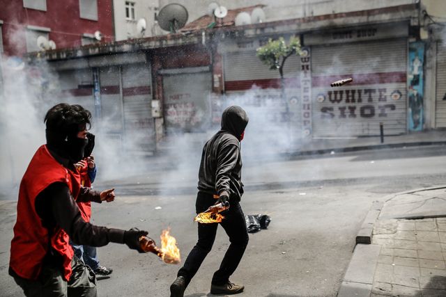 В Стамбуле полиция водометами и слезоточивым газом разгонала первомайскую демонстрацию, фото AFP