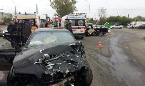 В Харькове столкнулись два автомобиля, пострадали пять человек,  фото: 057.ua