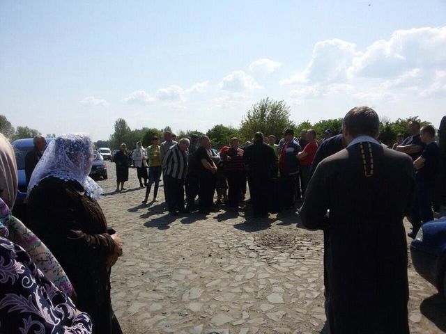 Людей не пускали на кладбище. Фото: В.Мыколайчук