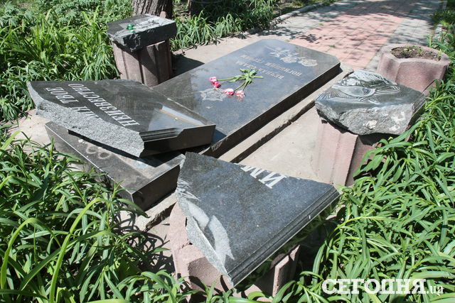 <p>Вандали розбили пам'ятник молодому солдату</p> | Фото: Григорій Салай