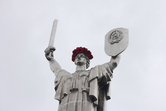 <p>"Батьківщина-матір" "одягла" вінок з маків. Фото: facebook.com/warmuseum.kiev.ua</p>