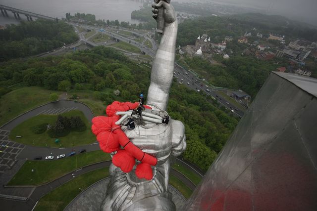 <p>"Батьківщина-матір" "одягла" вінок з маків. Фото: facebook.com/warmuseum.kiev.ua</p>