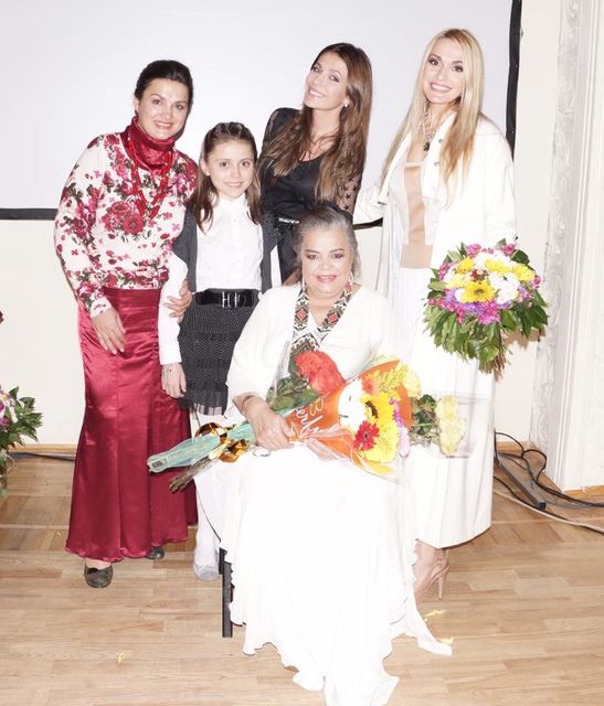 Ольга Сумська з мамою, сестрою і дочками. Фото: Facebook