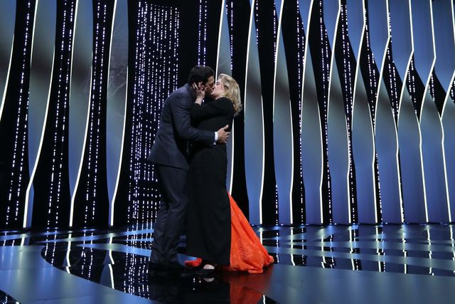 Актеры слились в поцелуе. Фото: AFP