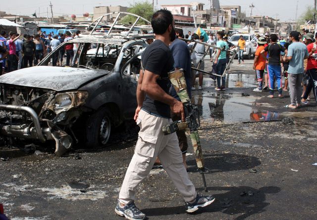 У столиці Іраку стався черговий теракт, відповідальність за який взяла на себе "Ісламська держава". Вибух, через якого загинули понад 60 людей, стався поруч з салоном краси на жвавому ринку в шиїтському районі Багдада Мадінат-Садр. Вибухівка знаходилася в автомобілі. Фото: AFP