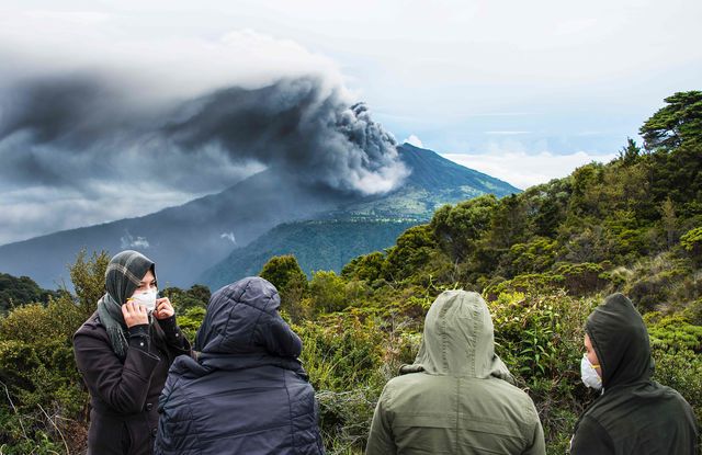 В Італії відбулося виверження вулкана Етна – найвищого діючого вулкану Європи. Етна знаходиться на острові Сицилія, гора досягає у висоту 3328 метрів і вважається найактивнішим і найбільшим з діючих вулканів в Європі. Попередній викид стався 3 грудня 2015 року, всього вулкан вивергався близько 200 разів. Фото: AFP