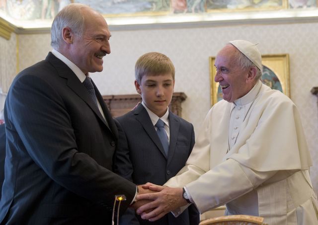 Президент Білорусі Олександр Лукашенко зустрівся з Папою Римським. Зустріч тривала близько 40 хвилин, 25 з них Лукашенко і Франциск спілкувалися без свідків. Варто зазначити, що син Лукашенка Микола був присутній на зустрічі. Фото: AFP