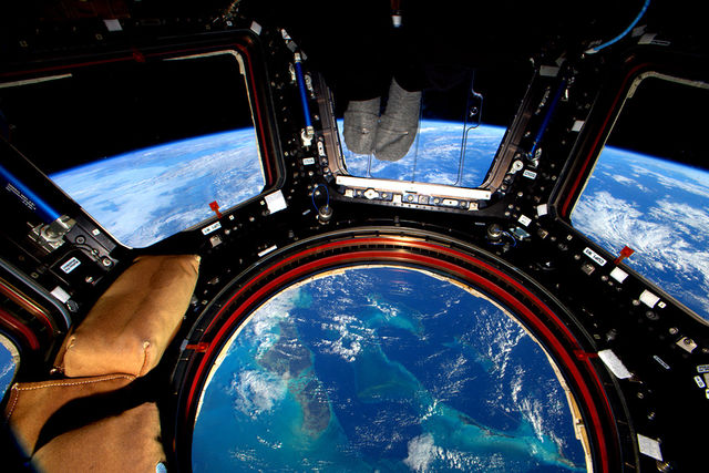 Космический корабль со стеклянным дном над Багамами. Фото: NASA
