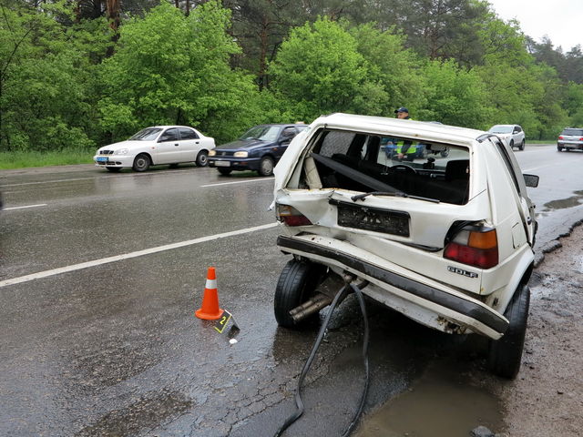 Машины столкнулись на мокрой дороге. Фото: А.Ракитин