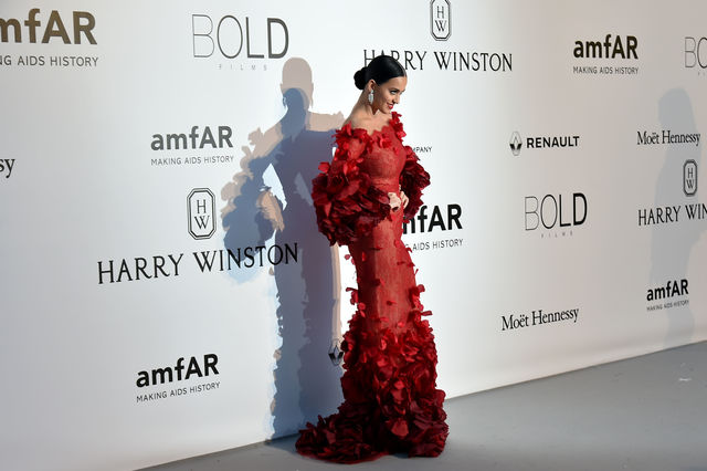 <p><span>Кеті виглядає відмінно в червоній сукні. Фото: AFP</span></p>