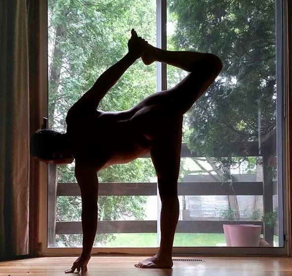 <p>Чоловік любить йогу. Фото: instagram.com/yogajag</p>