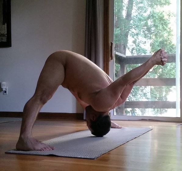 Мужчина любит йогу. Фото: instagram.com/yogajag