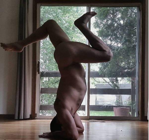 Мужчина любит йогу. Фото: instagram.com/yogajag