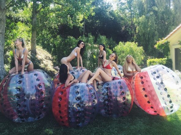 Девушки развлеклись на вечеринке у бассейна. Фото: instagram.com
