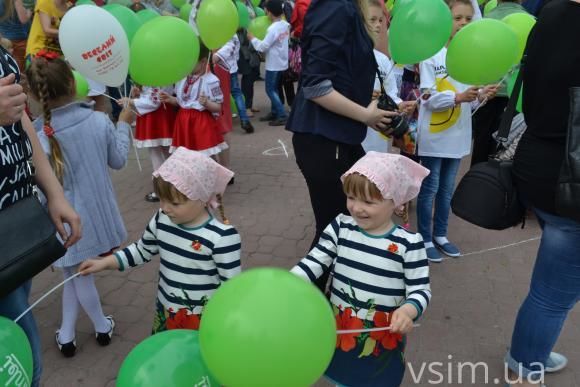 <p>Парад близнюків. Фото: khm.depo.ua, vsim.ua</p>