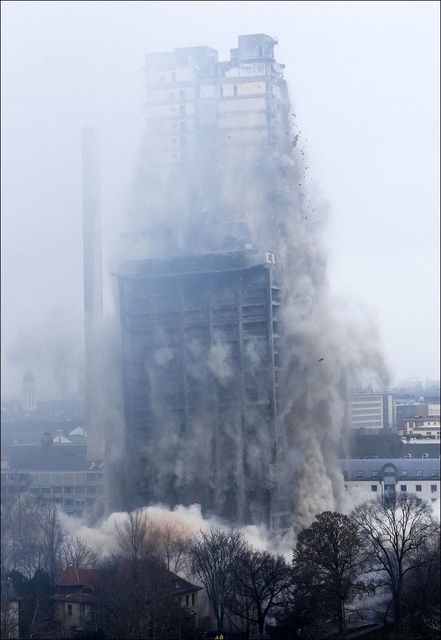 Снос небоскребов методом поступательных взрывов. Фото: fishki.net