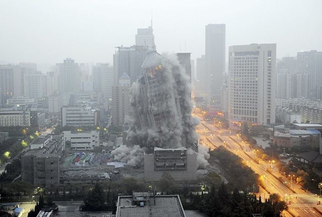 <p>Знесення хмарочосів методом поступальних вибухів. Фото: fishki.net</p>