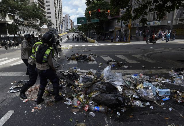 Столица Венесуэлы охвачена протестами и беспорядками из-за дефицита, фото AFP