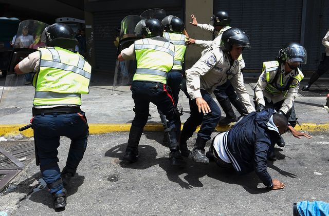 Столица Венесуэлы охвачена протестами и беспорядками из-за дефицита, фото AFP