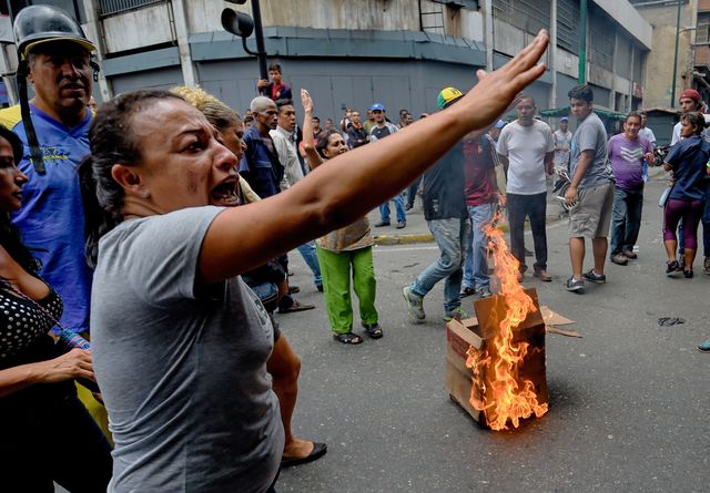 <p>Столиця Венесуели охоплена протестами і заворушеннями через дефіцит, фото AFP</p>