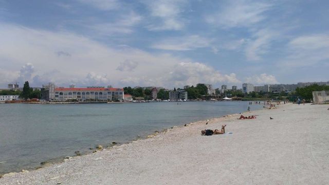 Пляж в Севастополі в цьому році. Фото: hromadskeradio.org