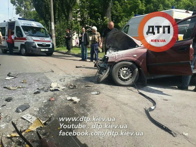 Из-за столкновения с Богданом загорелся Opel. Фото: dtp.kiev.ua