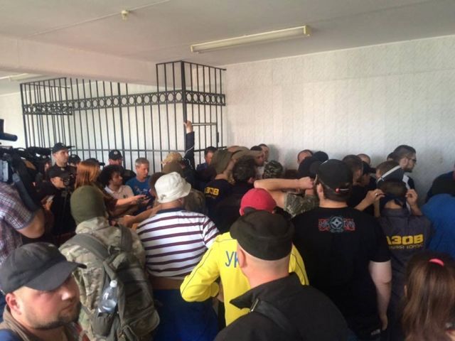 Россиянина Мефедова снова отпустили, в зале суда потасовки, фото Думская