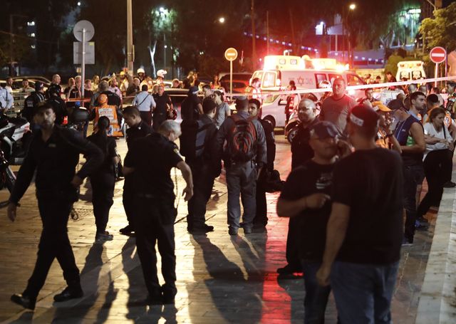 <p>У Тель-Авіві терористи відкрили вогонь по відвідувачах торгового центру, фото AFP</p>