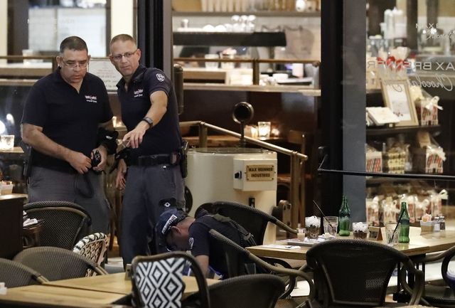 В Тель-Авиве террористы открыли огонь по посетителям торгового центра, фото AFP