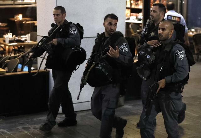 <p>У Тель-Авіві терористи відкрили вогонь по відвідувачах торгового центру, фото AFP</p>