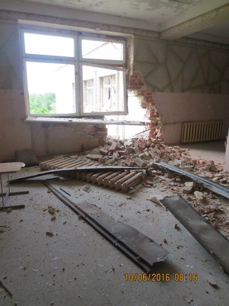 Боевики обстреляли школу. Фото: соцсети