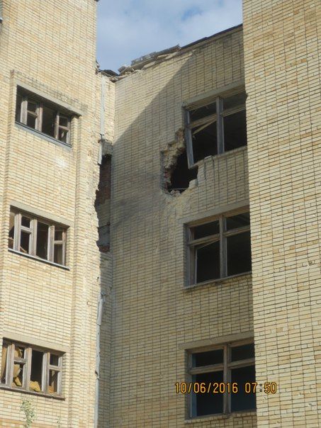 Боевики обстреляли школу. Фото: соцсети