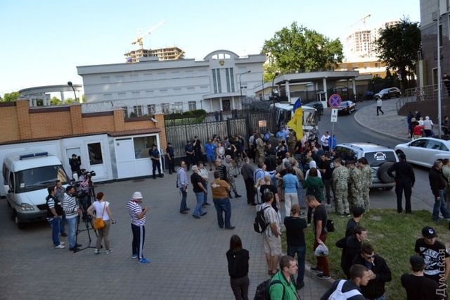 Более 100 активистов пикетируют Генеральное консульство Российской Федерации в Одессе, фото Думская
