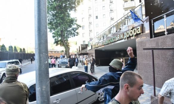 <p><span>Більше 100 активістів пікетують Генеральне консульство Російської Федерації в Одесі, фото Думська</span></p>
