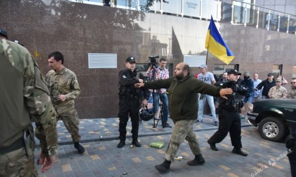 Более 100 активистов пикетируют Генеральное консульство Российской Федерации в Одессе, фото Одесса Медиа 