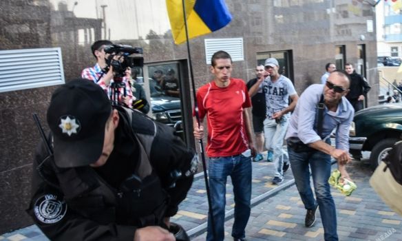 Более 100 активистов пикетируют Генеральное консульство Российской Федерации в Одессе, фото Одесса Медиа 
