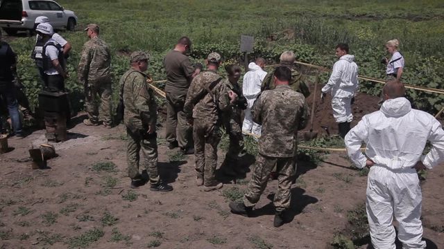 На Донбассе нашли тела двух погибших с шевронами ВС России, фото hromadske.ua