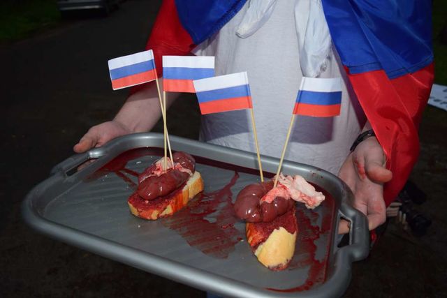 Не с хлебом-солью сегодня встречали гстей на въезде в резиденцию посла РФ в Украине. Фото: Громадське радіо