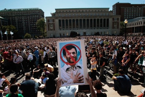 Американцы протестуют противы приезда президента Ирана. Фото AFР