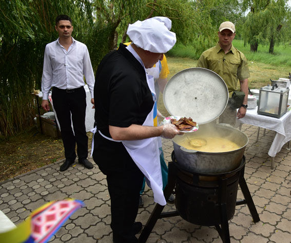 Аваков занялся готовкой. Фото: полиция