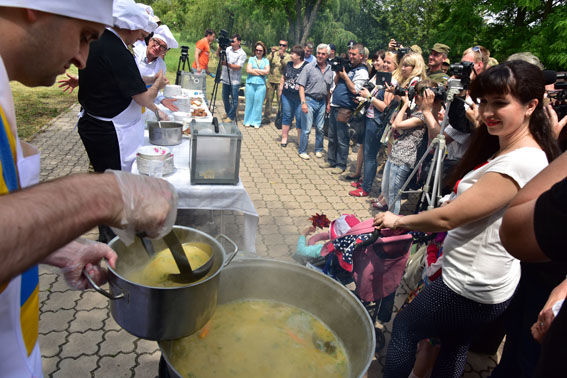 Аваков занялся готовкой. Фото: полиция