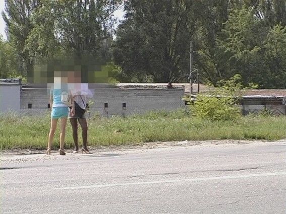 Девушкам грозит 170 гривен штрафа. Фото: Нацполиция в Запорожской области