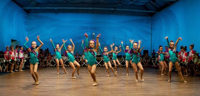 Выступление. Самые юные одесские черлидеры — 11-летние гимнастки и акробатки покоряют мир своими трюками. Фото: facebook.com