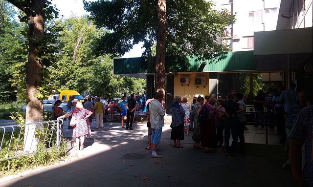 <p>Кримчан загнали в черги. Фото: Фейсбук</p>