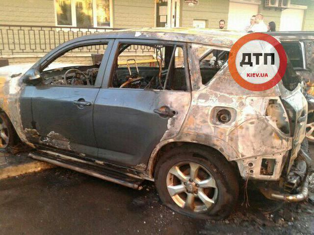 2 автомобиля сгорели в столице. Фото: DTP.kiev.ua
