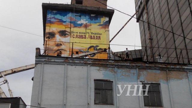 <p>Мурал із зображенням Савченко. Фото: volynpost.com, unn.com.ua</p>