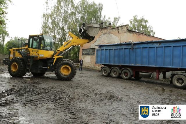 <p>Місце, де завантажують сміття на Київ. Фото: прес-служба Львівської міськради.</p>