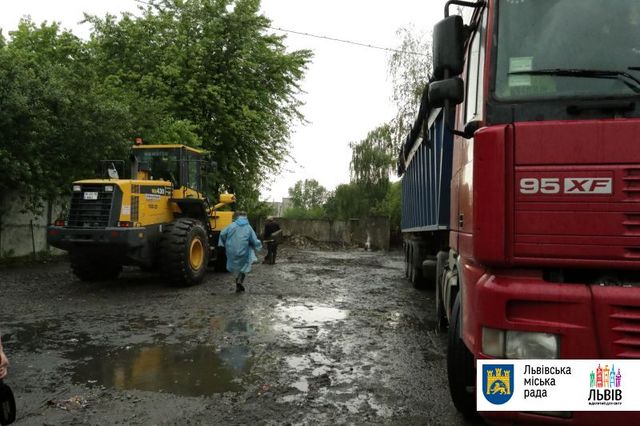 <p>Місце, де завантажують сміття на Київ. Фото: прес-служба Львівської міськради.</p>